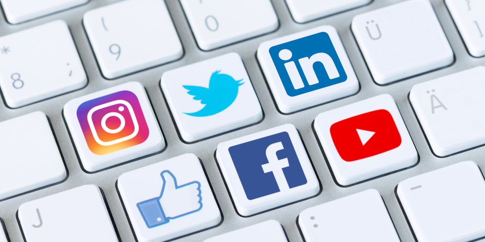 Abbildung einer Tastatur mit Logos von sozialen Medien
